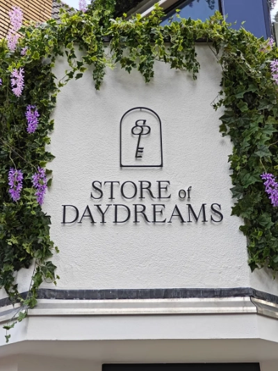 Gevelletters op afstandnokjes van voor Store of Daydreams in Laren